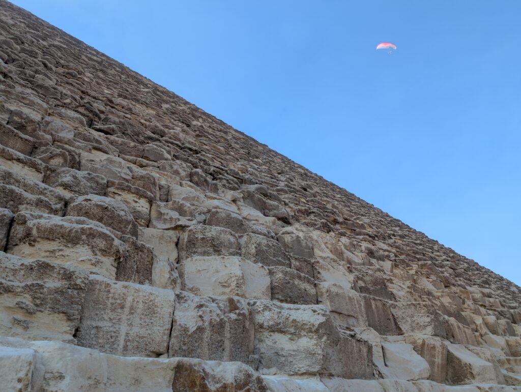 クフ王のピラミッドを見上げる