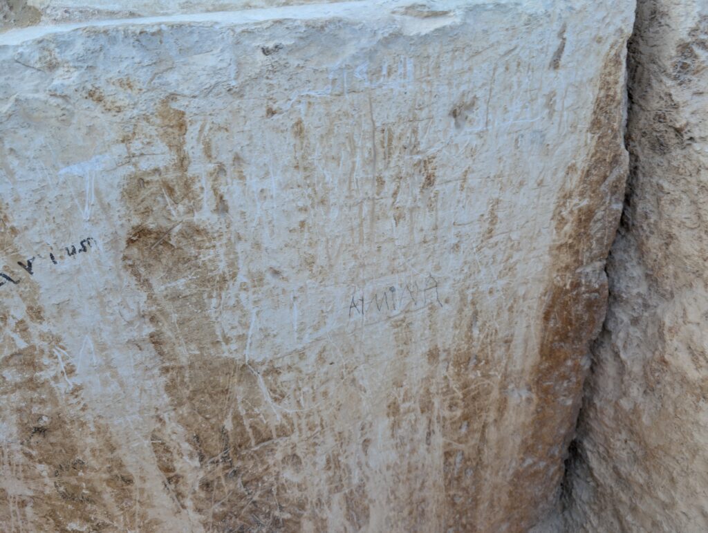 ピラミッドの落書き