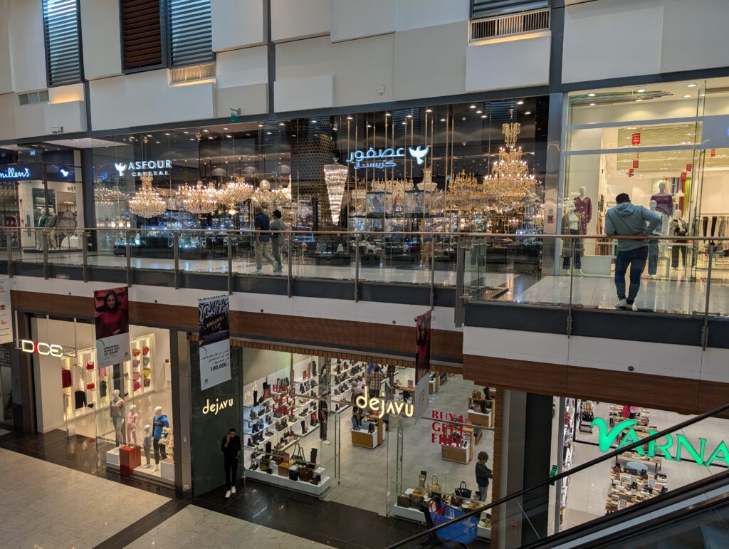 モール内のシャンデリア店