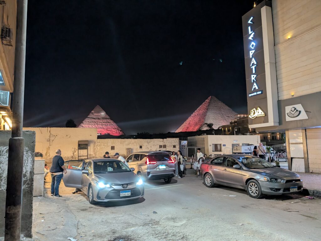 ピラミッドが見える帰り道