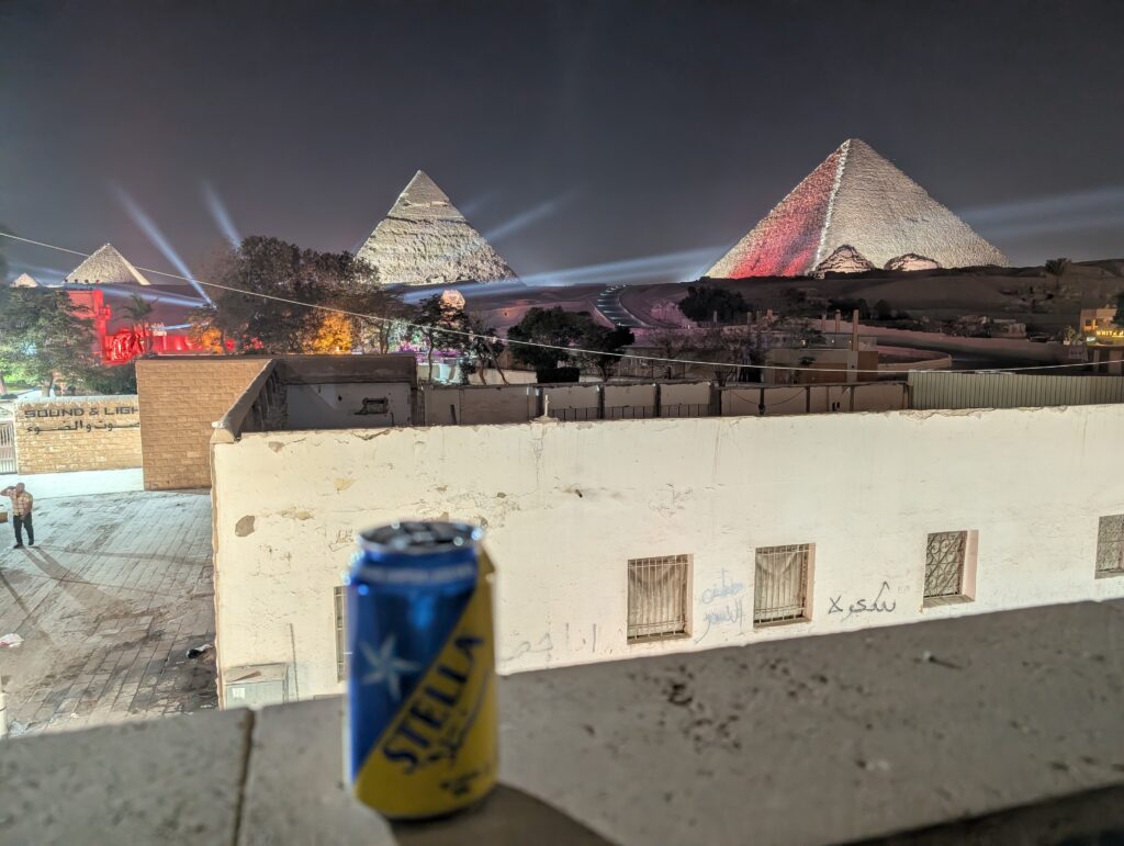 部屋からのピラミッドのライトショー