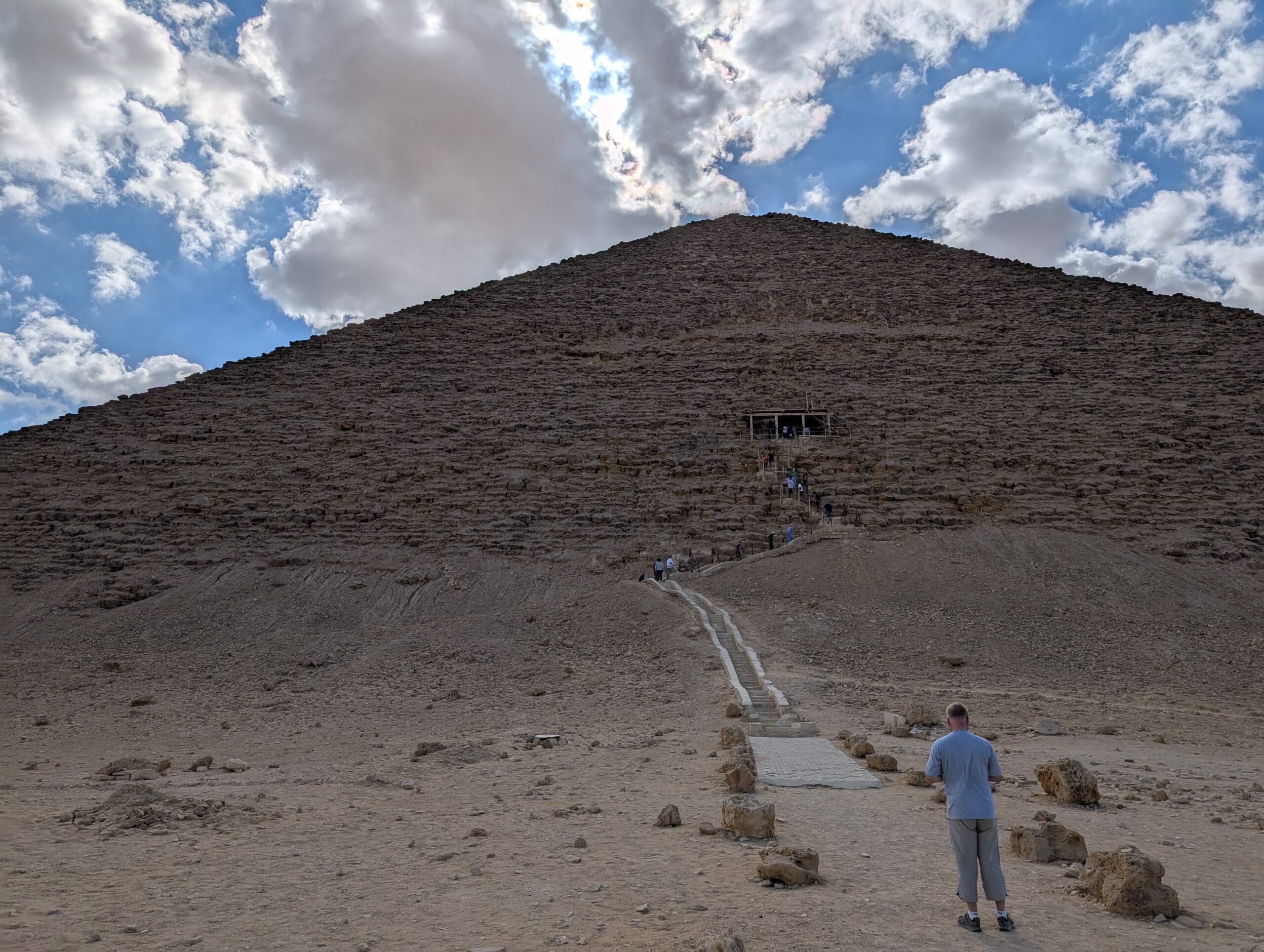 赤いピラミッド