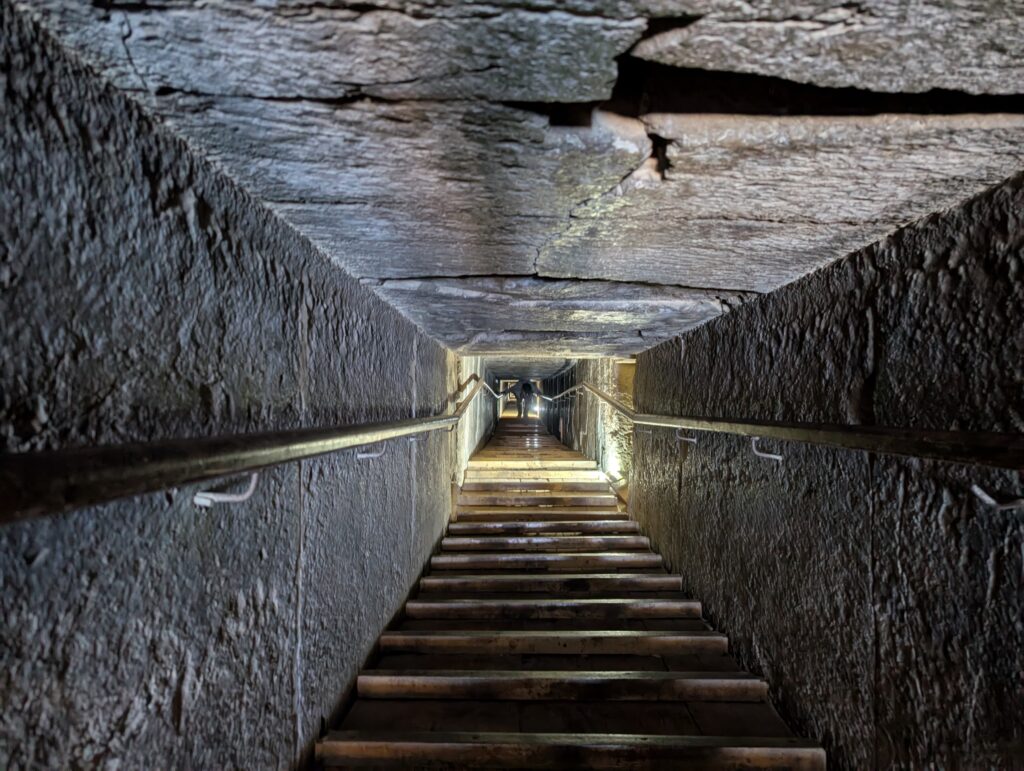 屈折ピラミッド内部