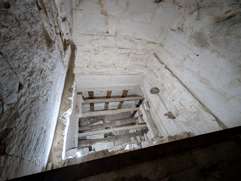 屈折ピラミッド内部