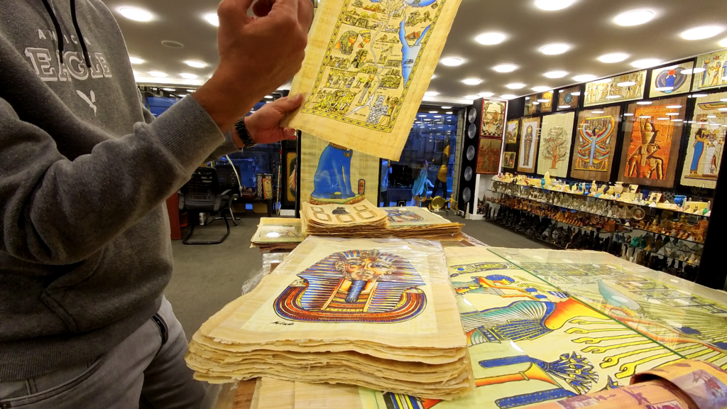 お土産屋のオーナーらしき人