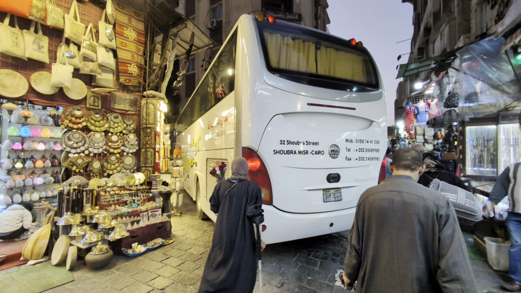 ハンハリーリ市場のバス