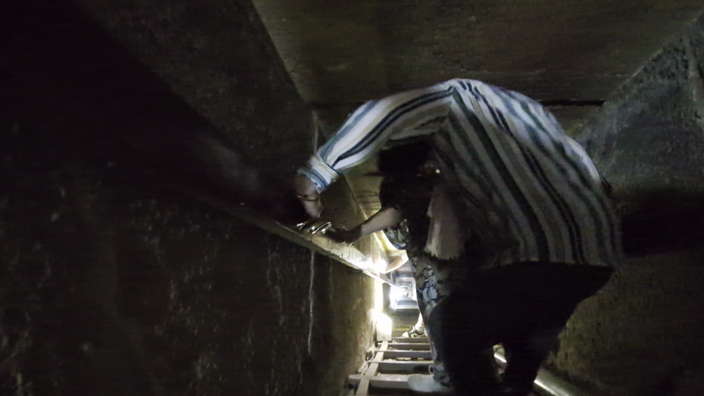 赤いピラミッド内部