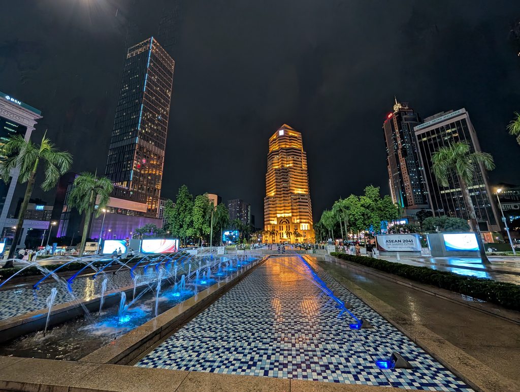 ペトロナスツインタワーを背に撮った夜景(正面玄関側から撮影)