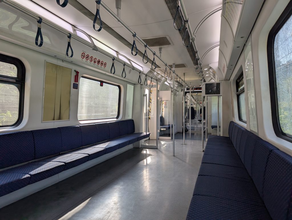 KTMコミューターのBatu Caves行き電車内