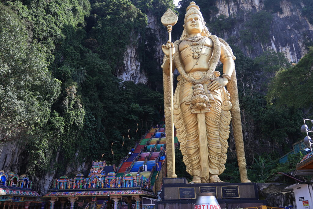 バトゥ洞窟 極彩色の階段 クアラルンプール