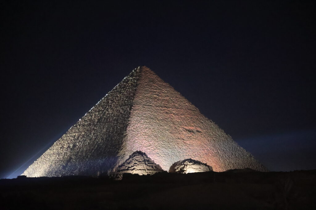 夜のピラミッド