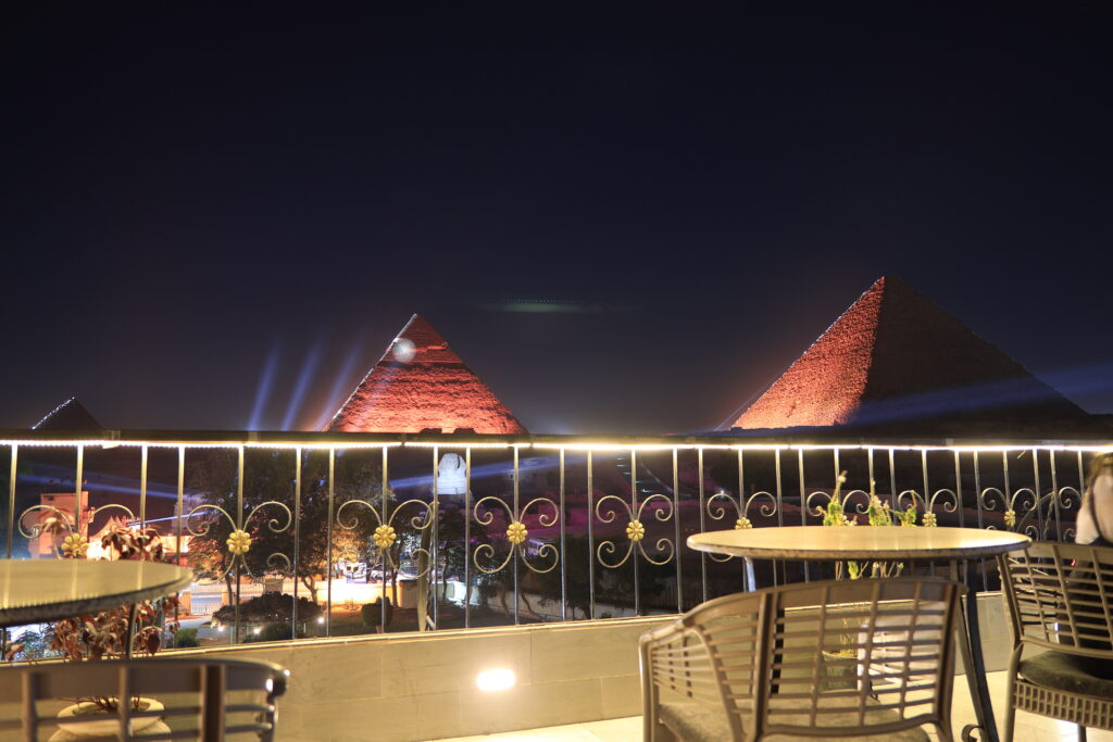 ライトアップされたピラミッド