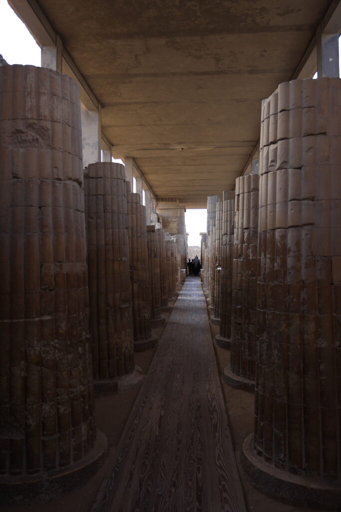 サッカラの列柱廊