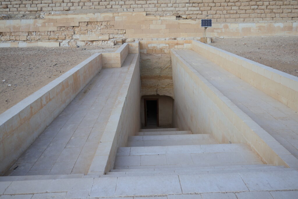 ピラミッド入口