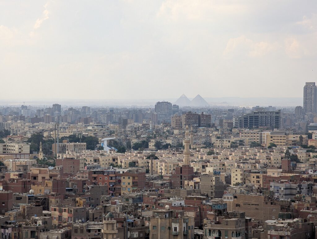 ピラミッドの見えるカイロの街並み