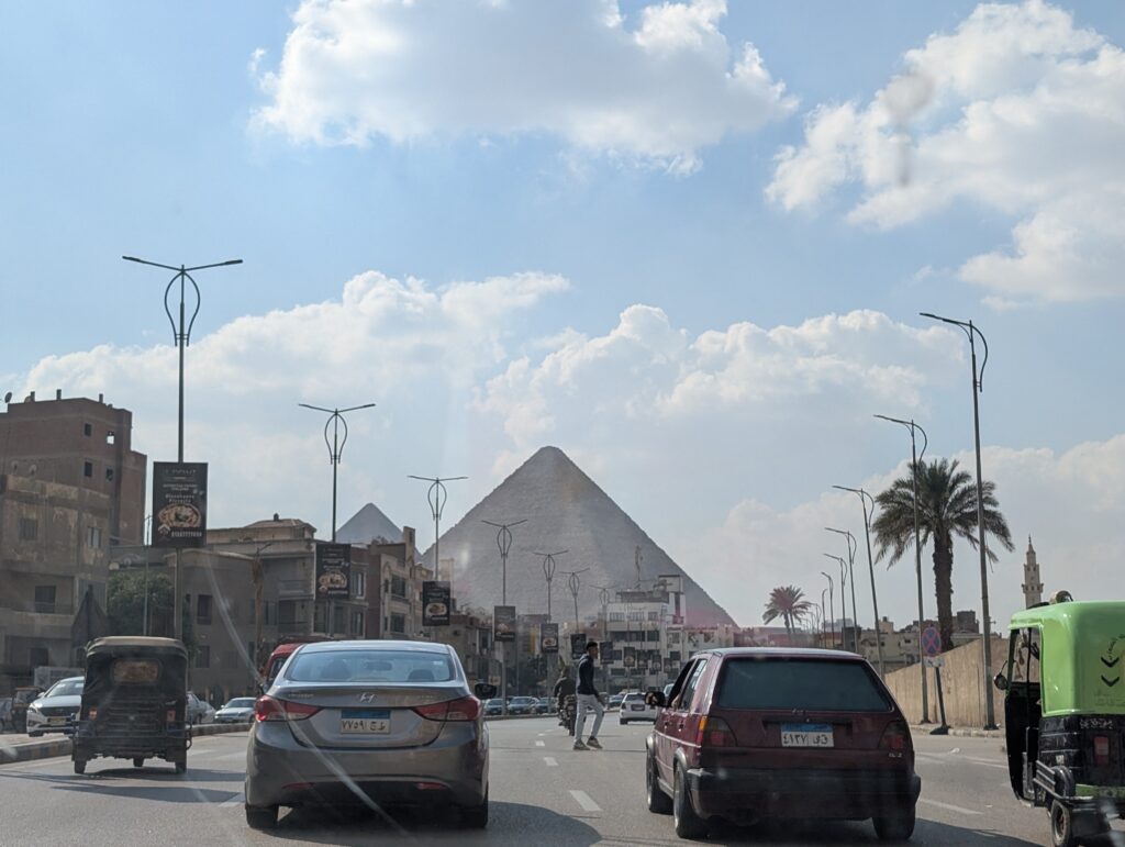 突如現れたピラミッド