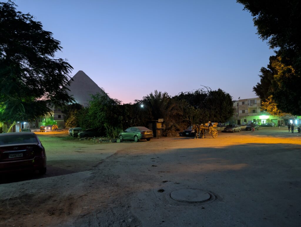 ピラミッドが見える住宅街