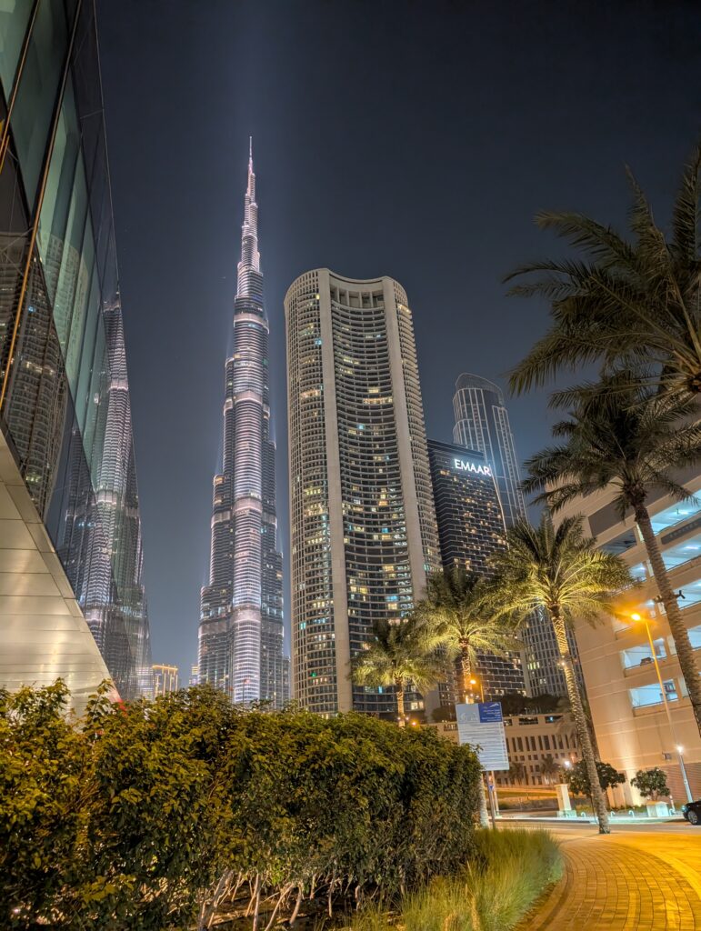 駅前から見上げるブルジュハリファ