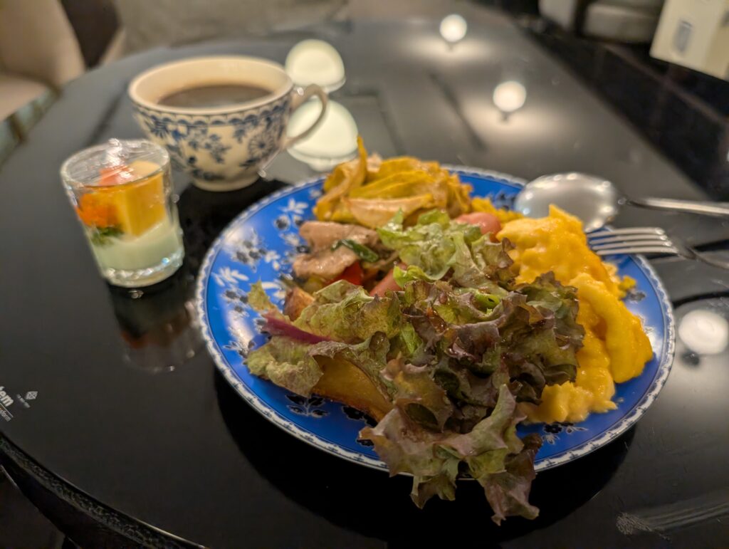 ラウンジでの食事