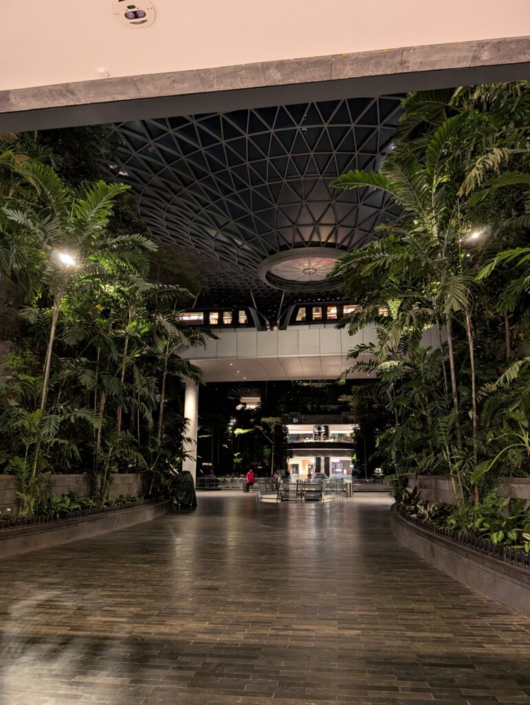 人工の滝「レイン・ボルテックス」