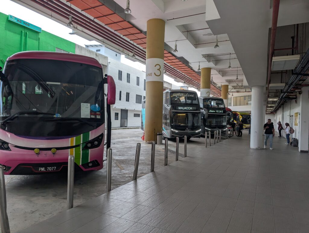 ハッテンホテル前