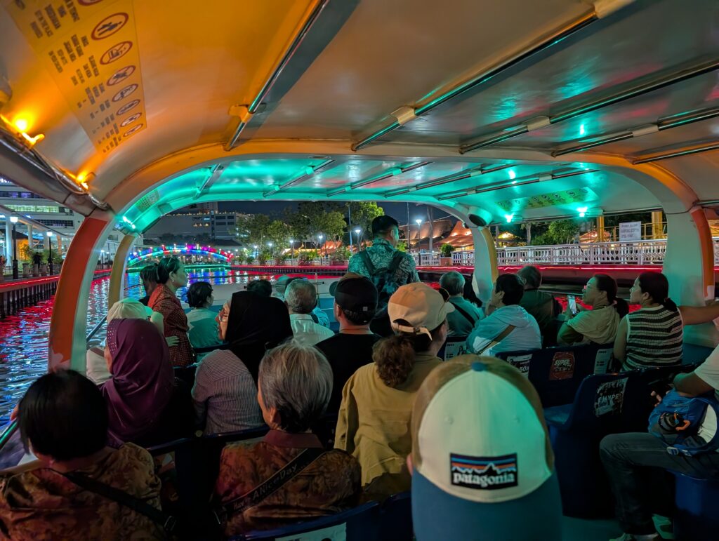 マラッカ・リバー・クルーズ船内