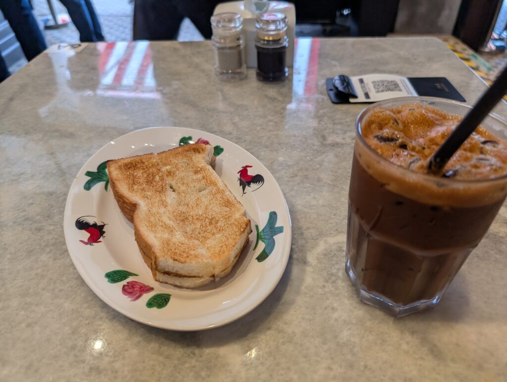 カヤトーストと冷たい海南茶