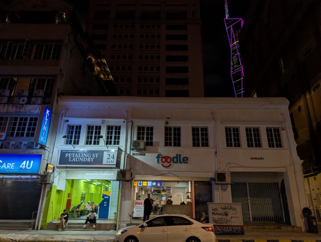 ホテル前のランドリー