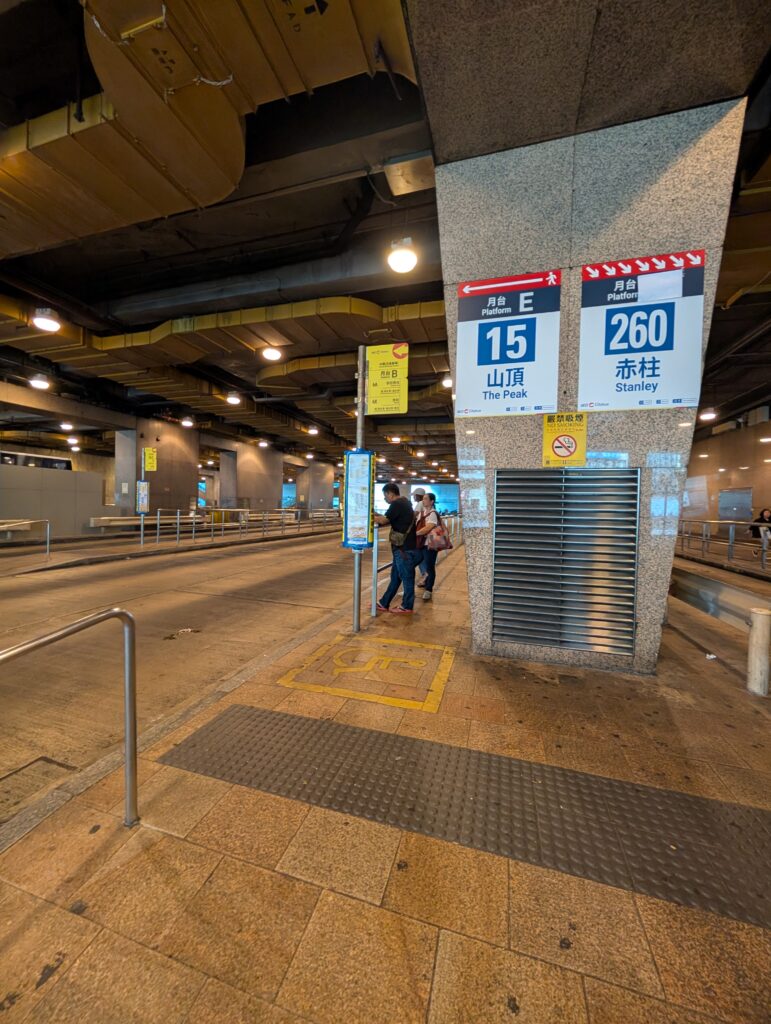 ビクトリアピーク行きのバス乗り場