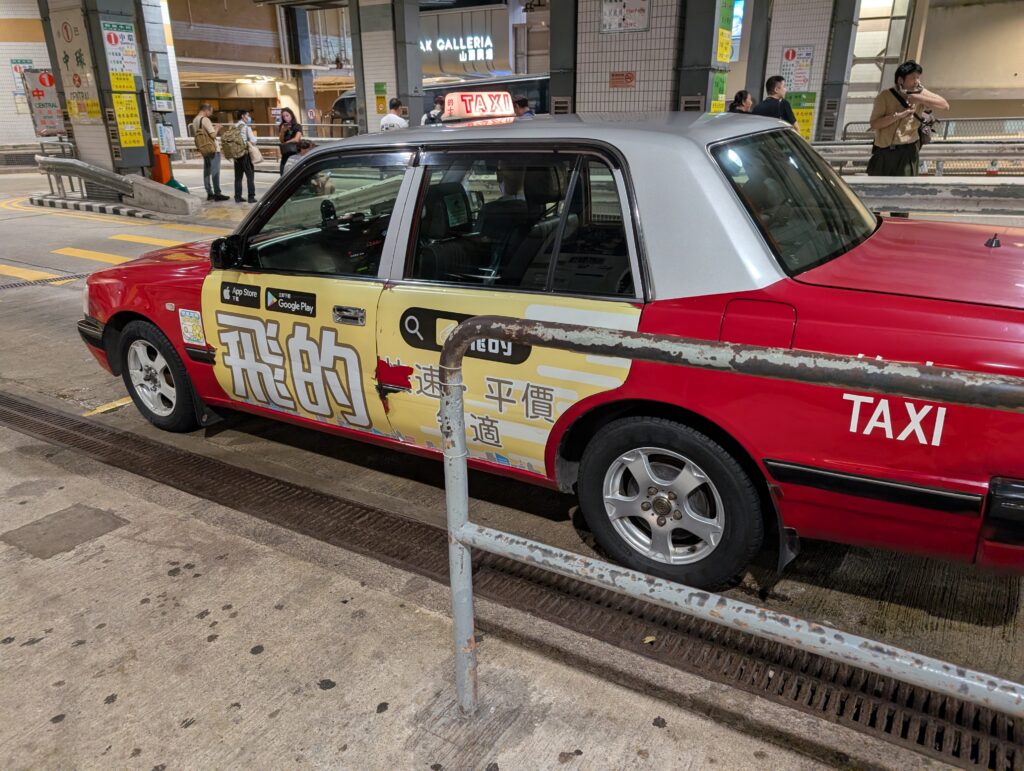 ピーク・ギャレリア地下のバスターミナル内にあるタクシー乗り場