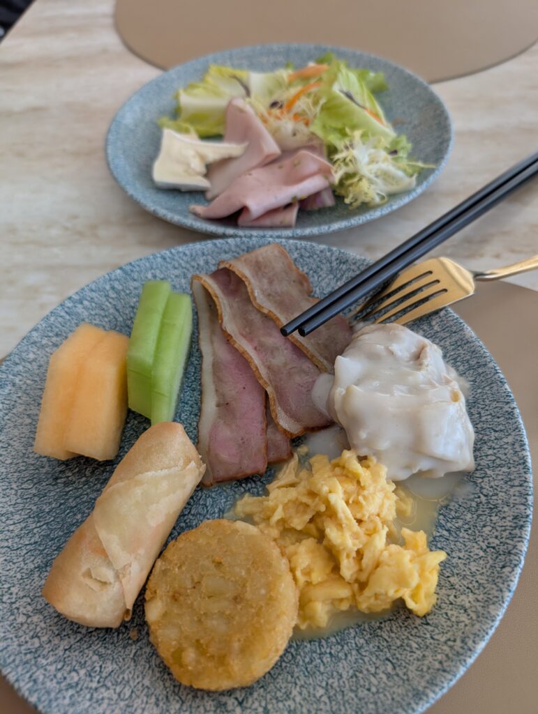 ラウンジでの食事