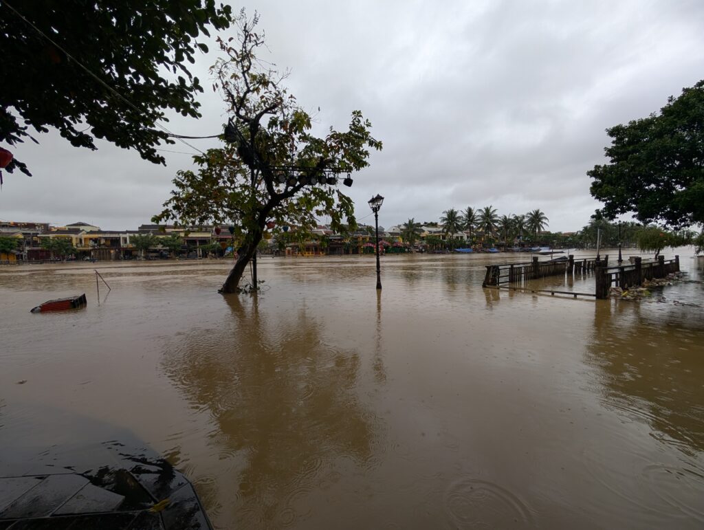 氾濫したトゥボン川