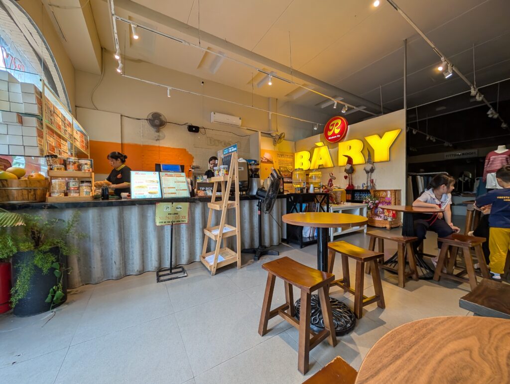 Bánh Mì Bà Rỷ（バインミー・バーリー）店内