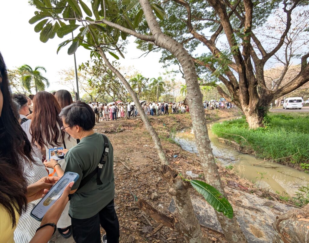 バス乗り場の行列