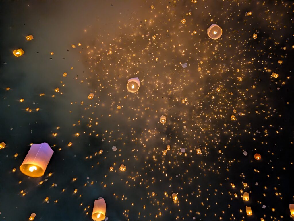 上空に上がるランタン