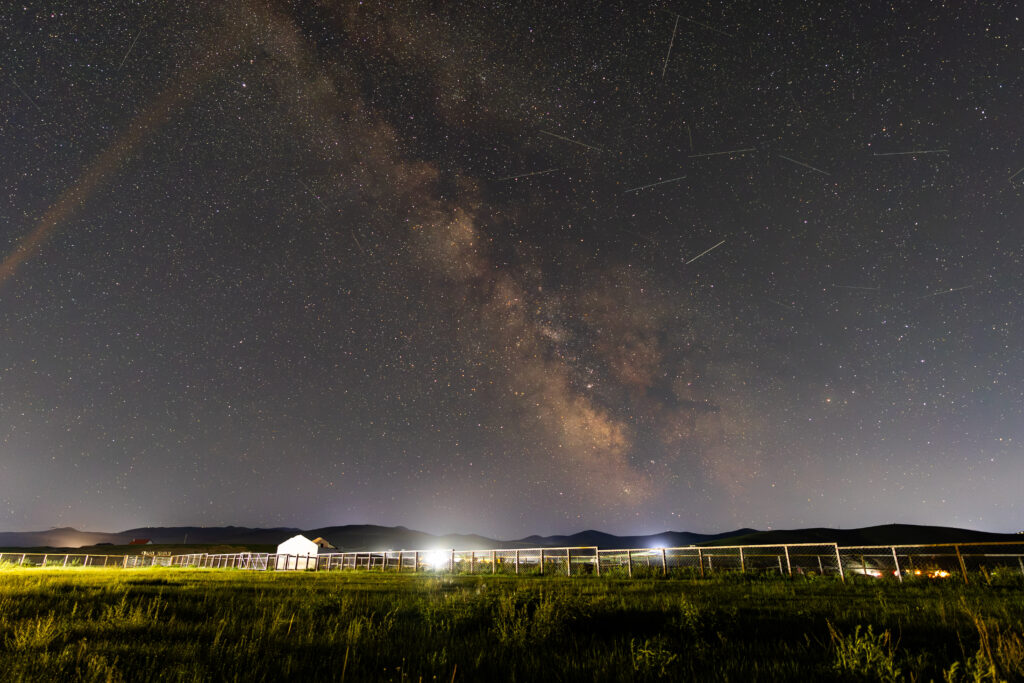 モンゴルでゲル宿泊、大草原の天の川と流れ星