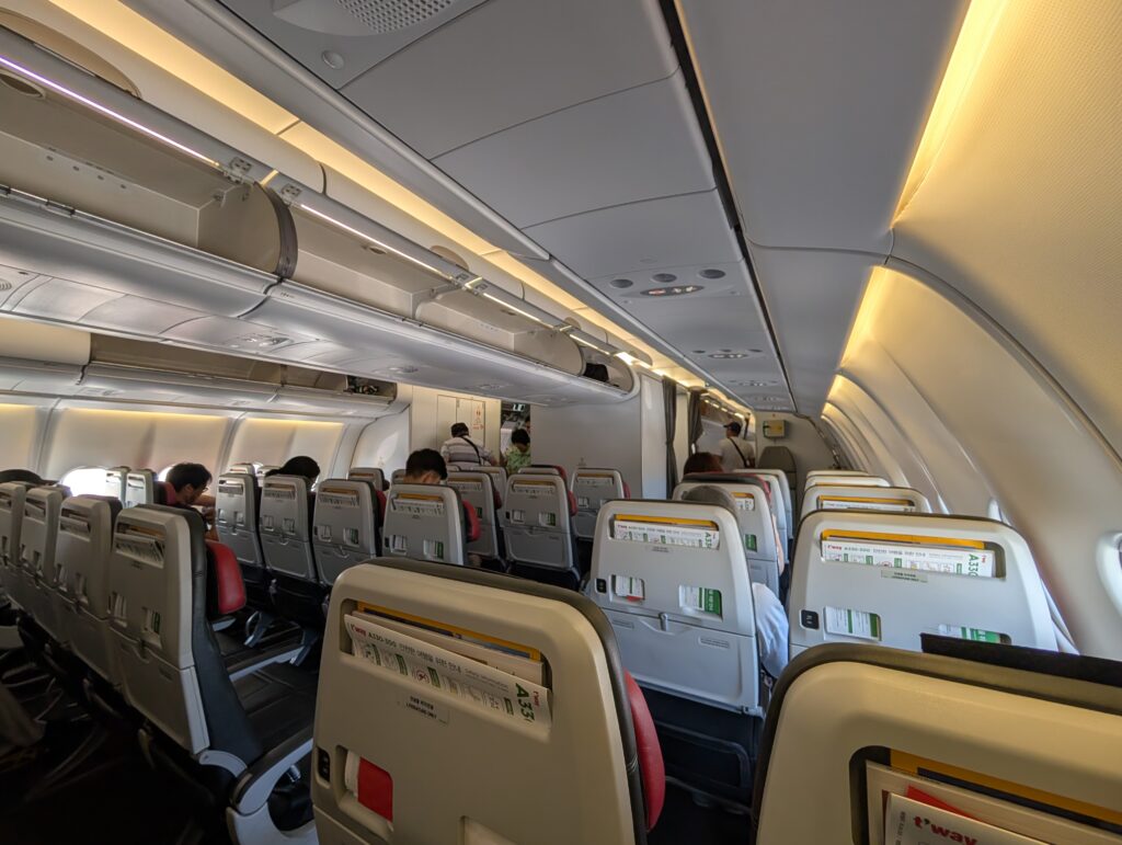 ウランバートル行き、ティーウェイ航空の飛行機内
