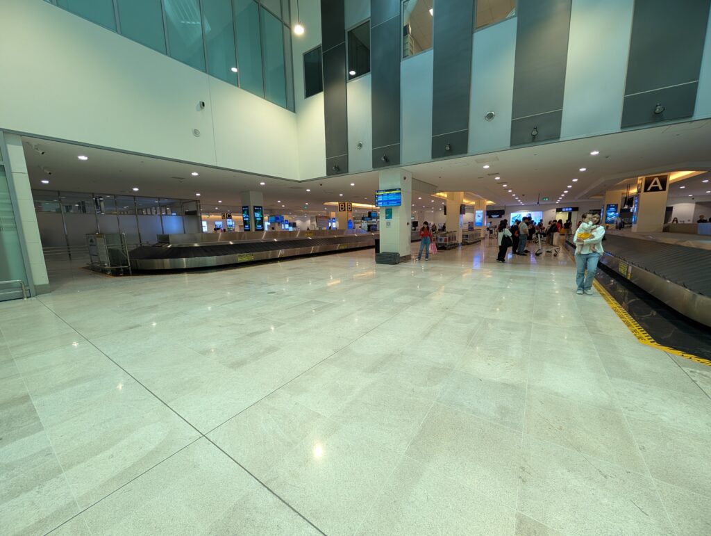 ウランバートル空港の預け荷物受取所
