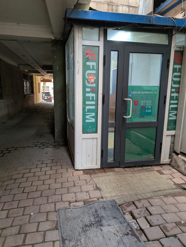 ウランバートルのアーケード内にあったFUJIFILMの写真プリント店