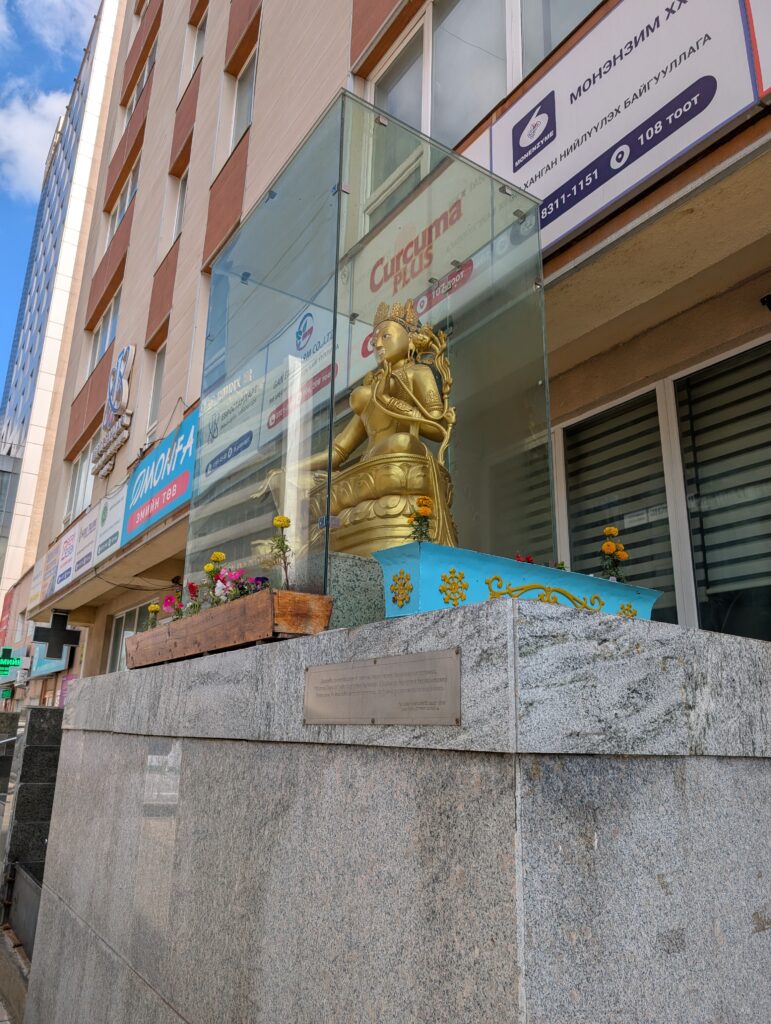 ウランバートルの街角で見かけた金色の仏像