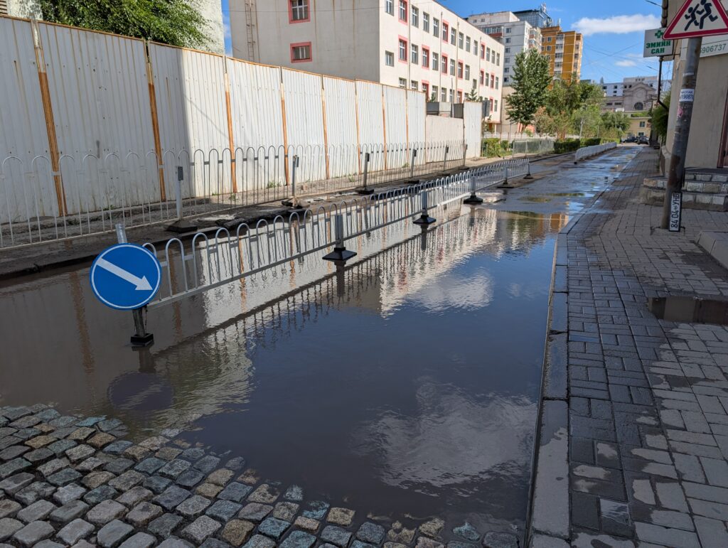 ウランバートル市内の道路に残っていた水たまり