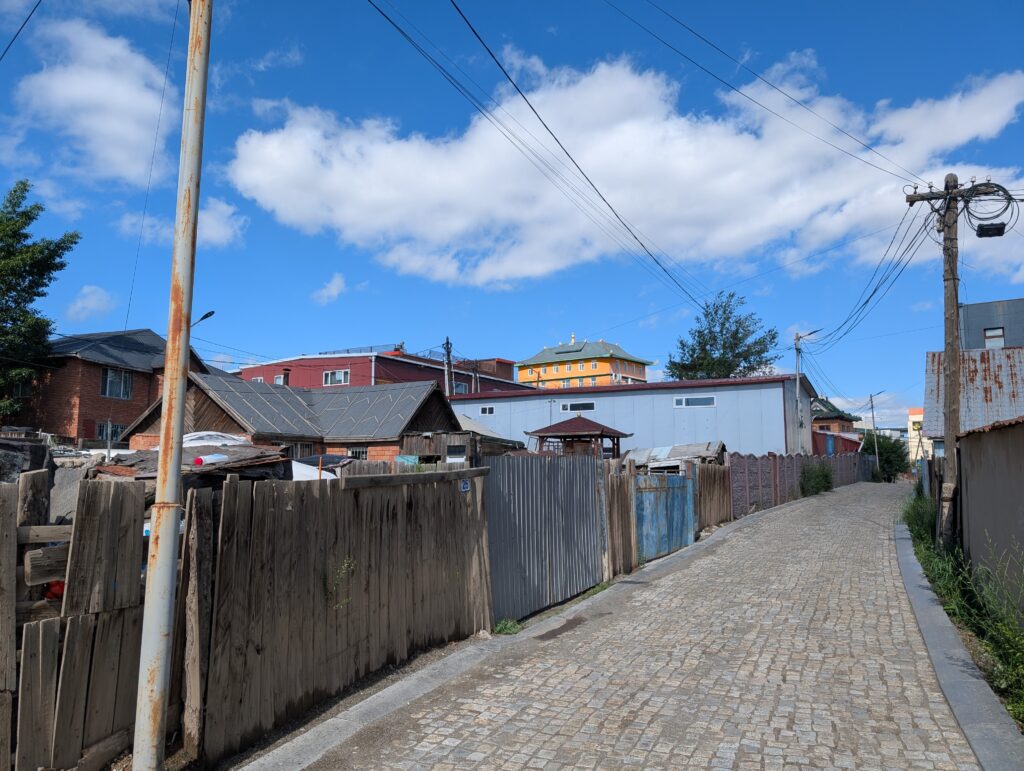 ウランバートル中心部から少し離れた住宅街の街並み