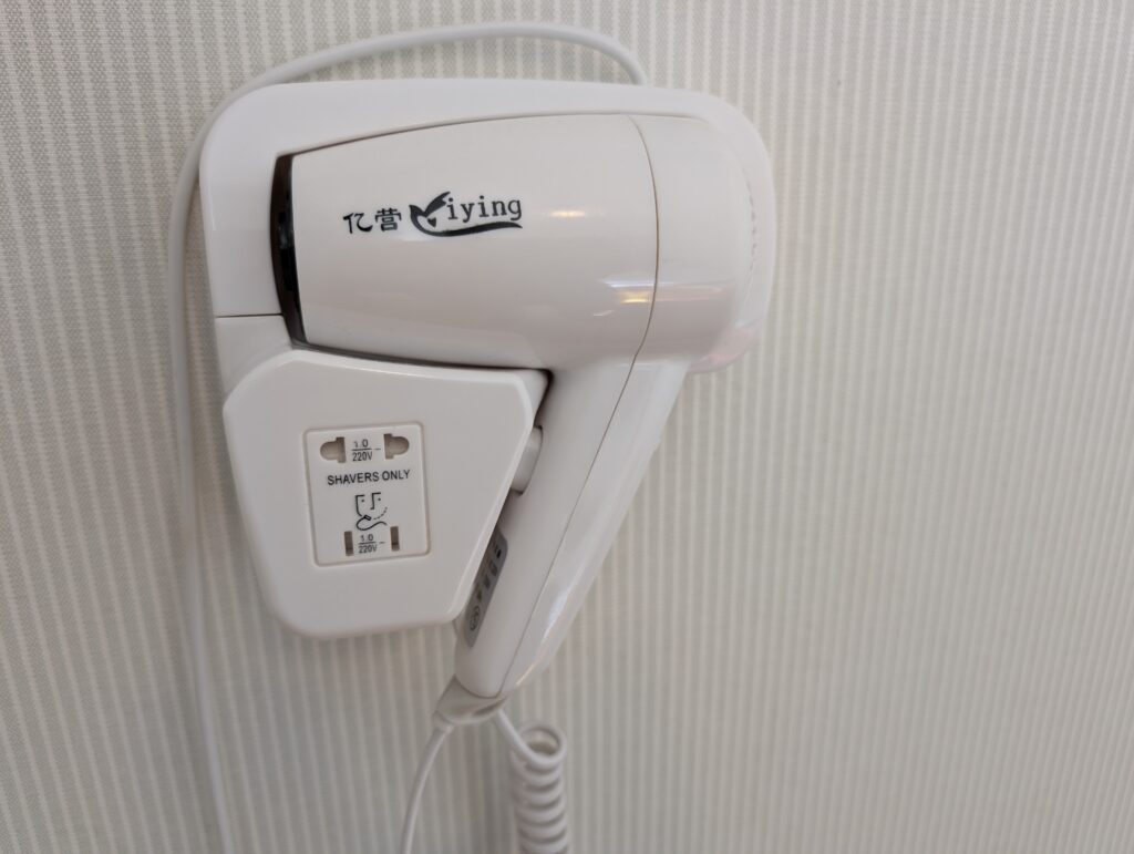 ホステルの壁に据え付けられたヘアドライヤー