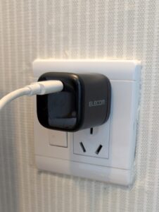 日本のAタイププラグがそのまま挿せたホステルのコンセント
