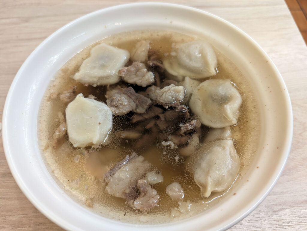 バンシタイ・ハル・シュル。羊肉と水餃子入りのスープ