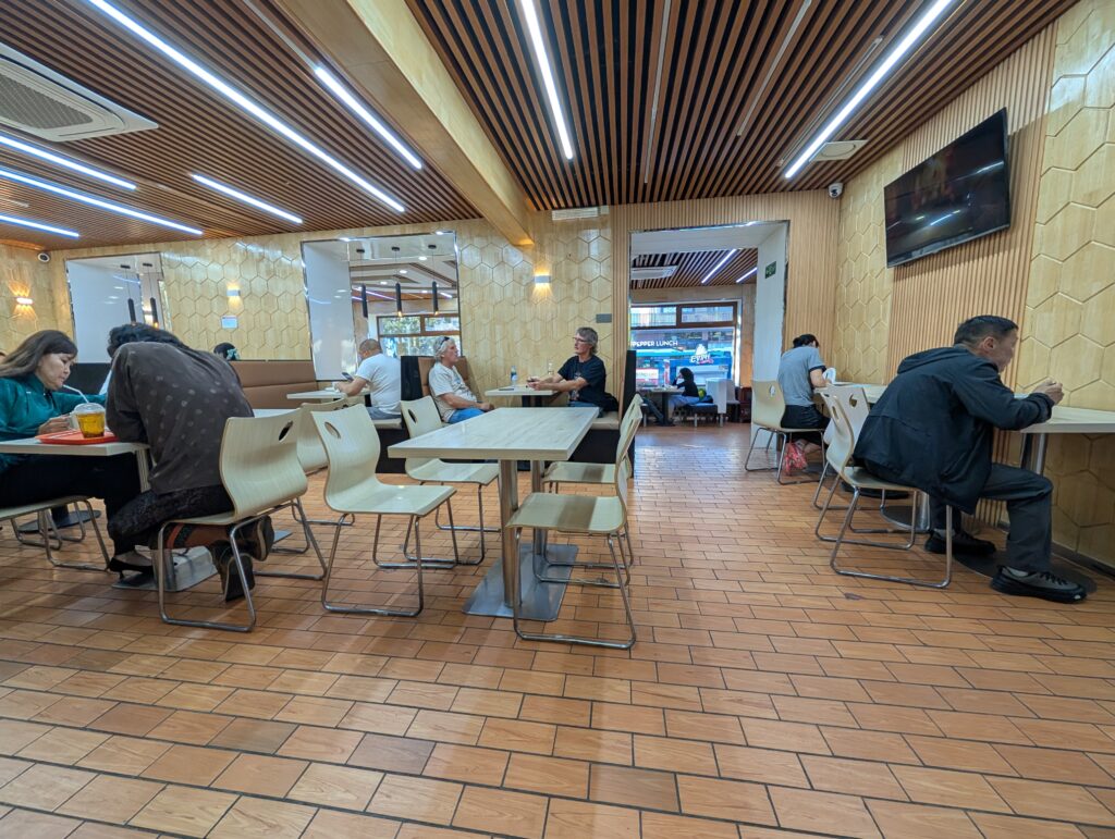 Khaan Buuz店内の様子。地元の人と旅行者が混ざっている