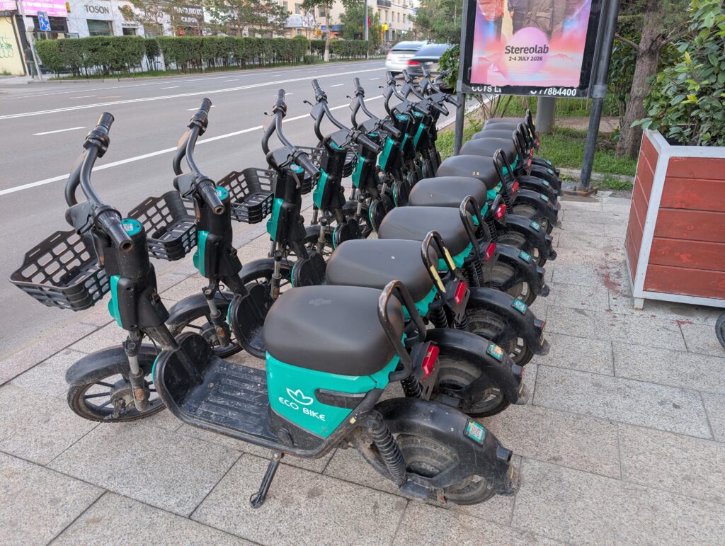 ウランバートルの歩道に並ぶ緑色のシェア電動バイクECO BIKE