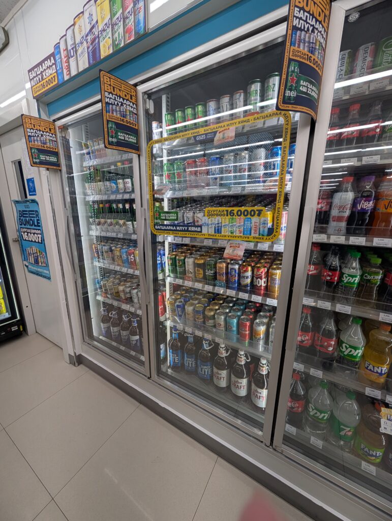 GS25の冷蔵ケースに並ぶ各国のビール
