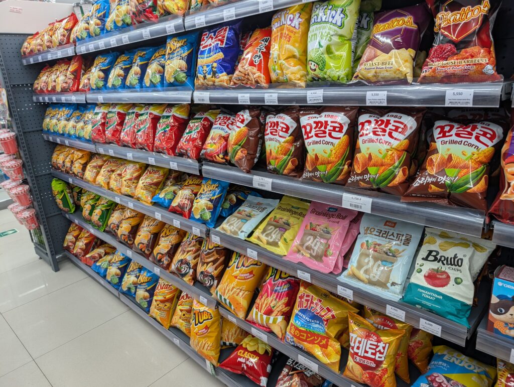 GS25のお菓子コーナー。韓国・日本・中国のスナックが並ぶ