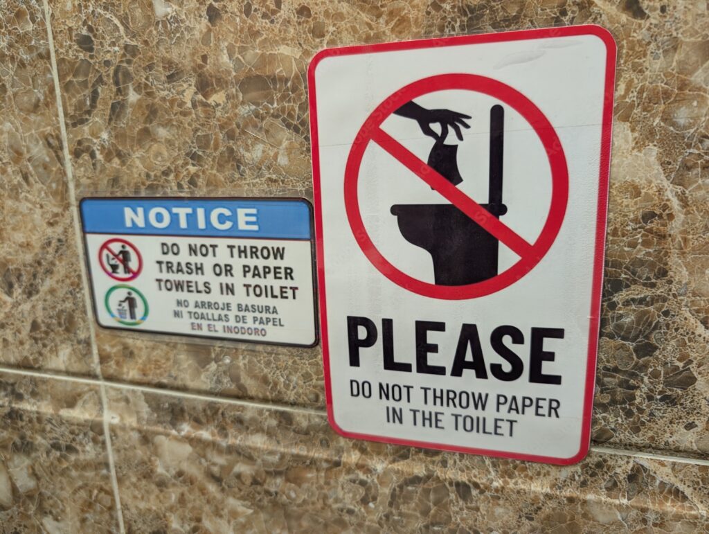 トイレットペーパーを流せないタイプのトイレとゴミ箱